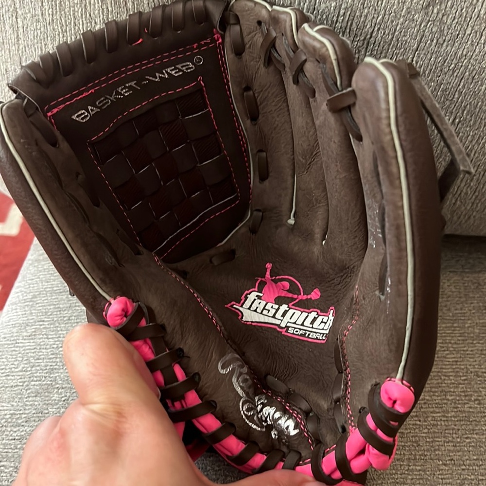 GIRLS SOFTBALL GLOVE